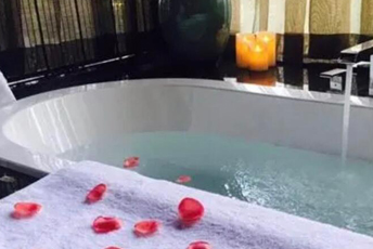 宁波水疗池中的失重冥想:当身体学会漂浮